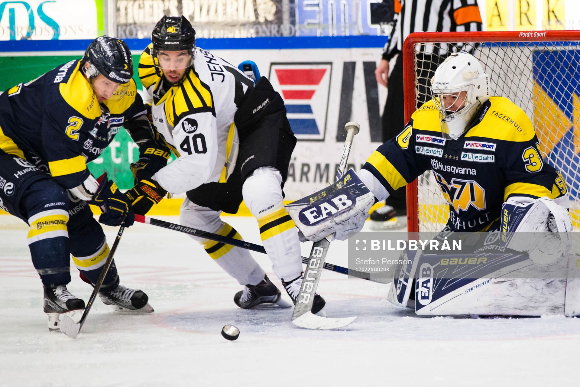 s Kristofer Berglund och målvakt Linus Söderström (h)