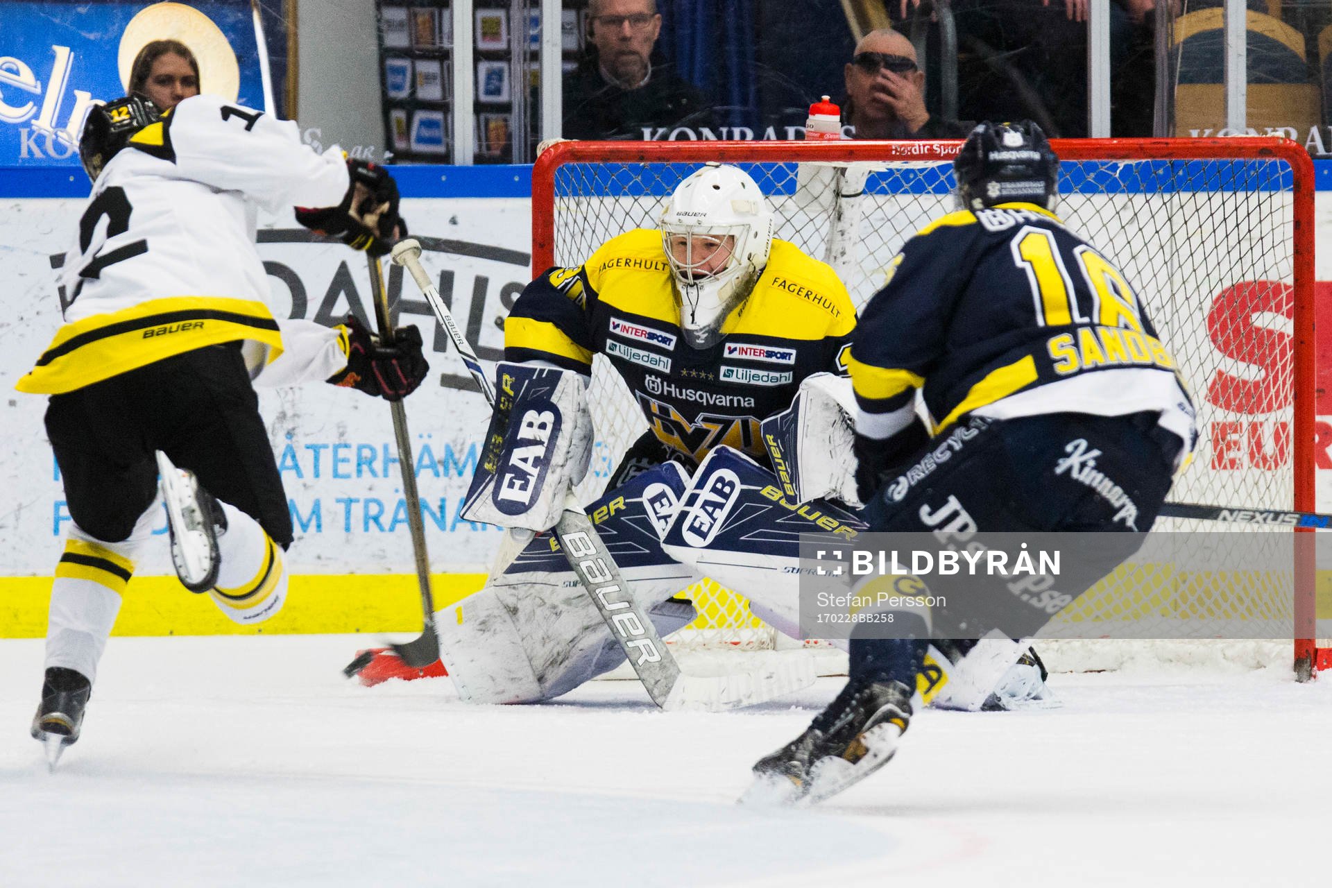 s målvakt Linus Söderström stoppar Brynäs Samuel Asklöf