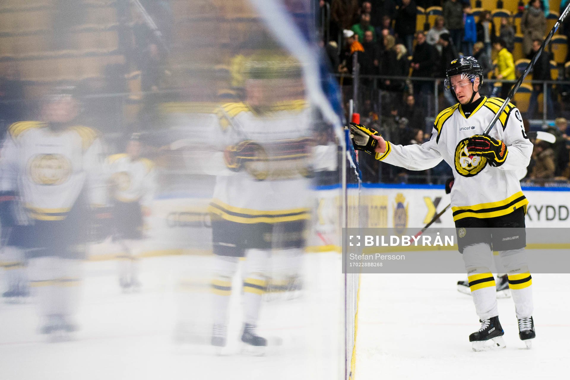 Brynäs Jonathan Pudas deppar när han lämnar isen
