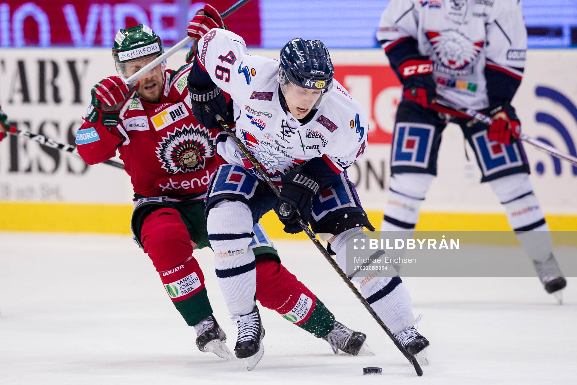 Linköpings Mathis Olimb håller undan för Frölundas Mats