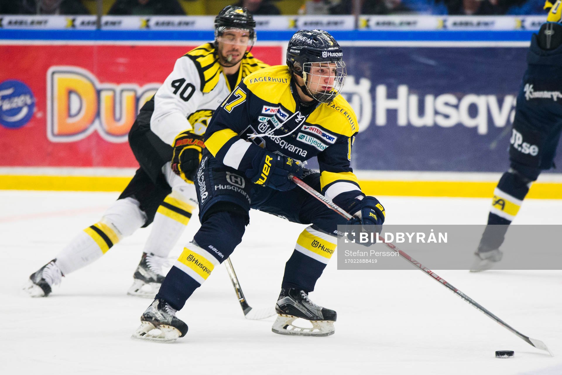 s Erik Brännström  med pucken