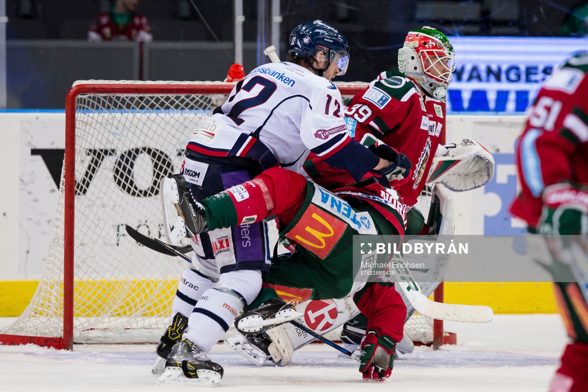 Linköpings Sebastian Karlsson tacklar omkull Frölundas