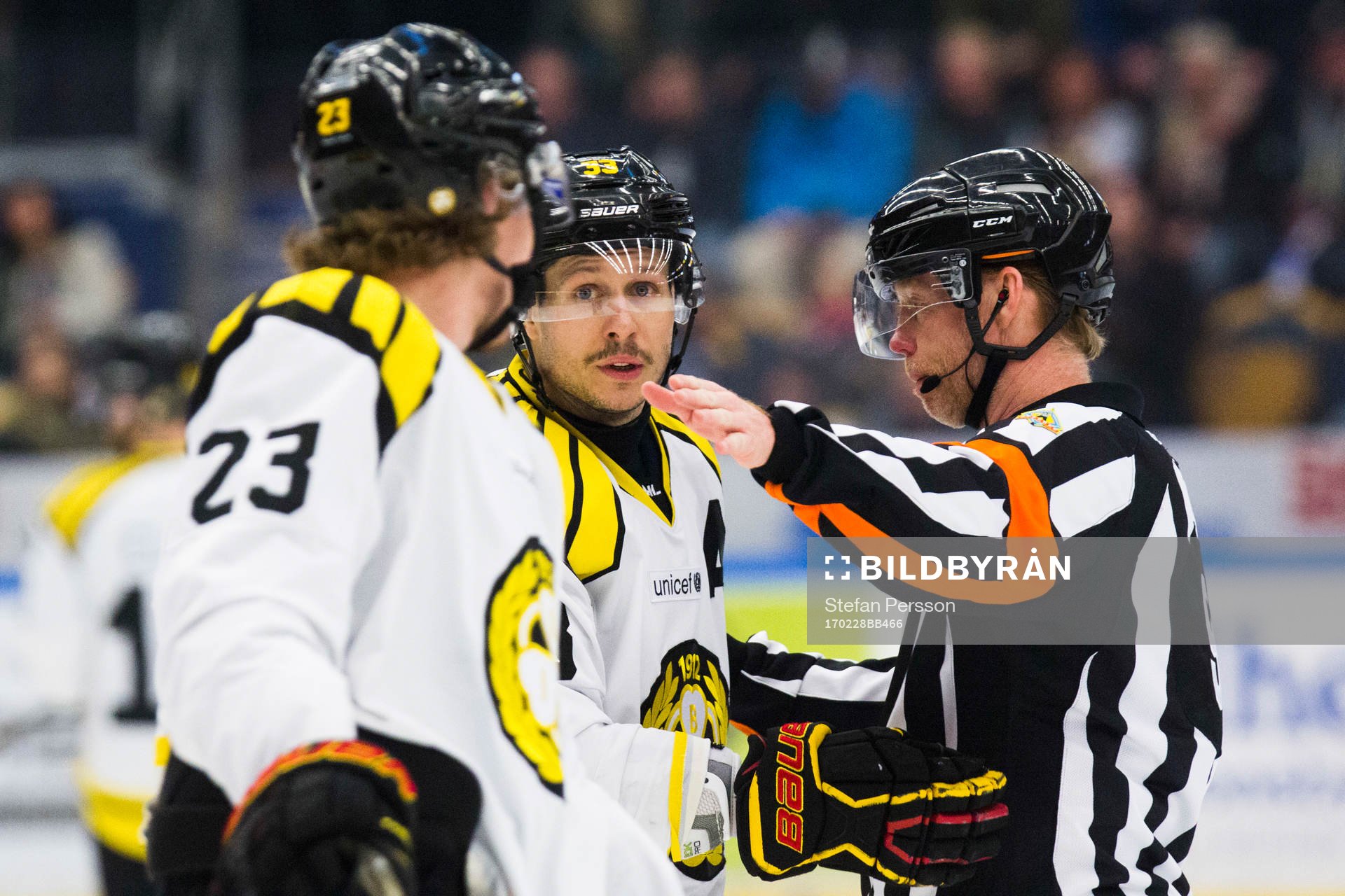 Brynäs Elias Fälth i samtal med domaren Pehr Claesson