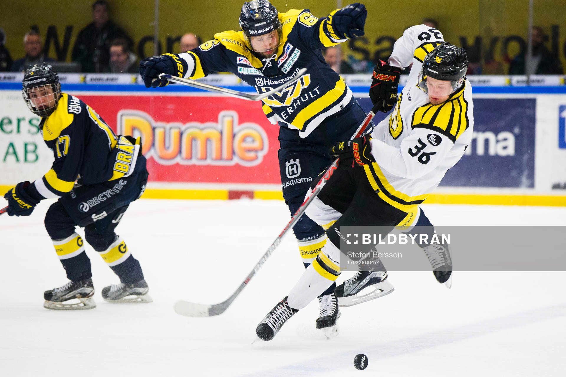 s Christoffer Persson tacklar Brynäs Linus Ölund
