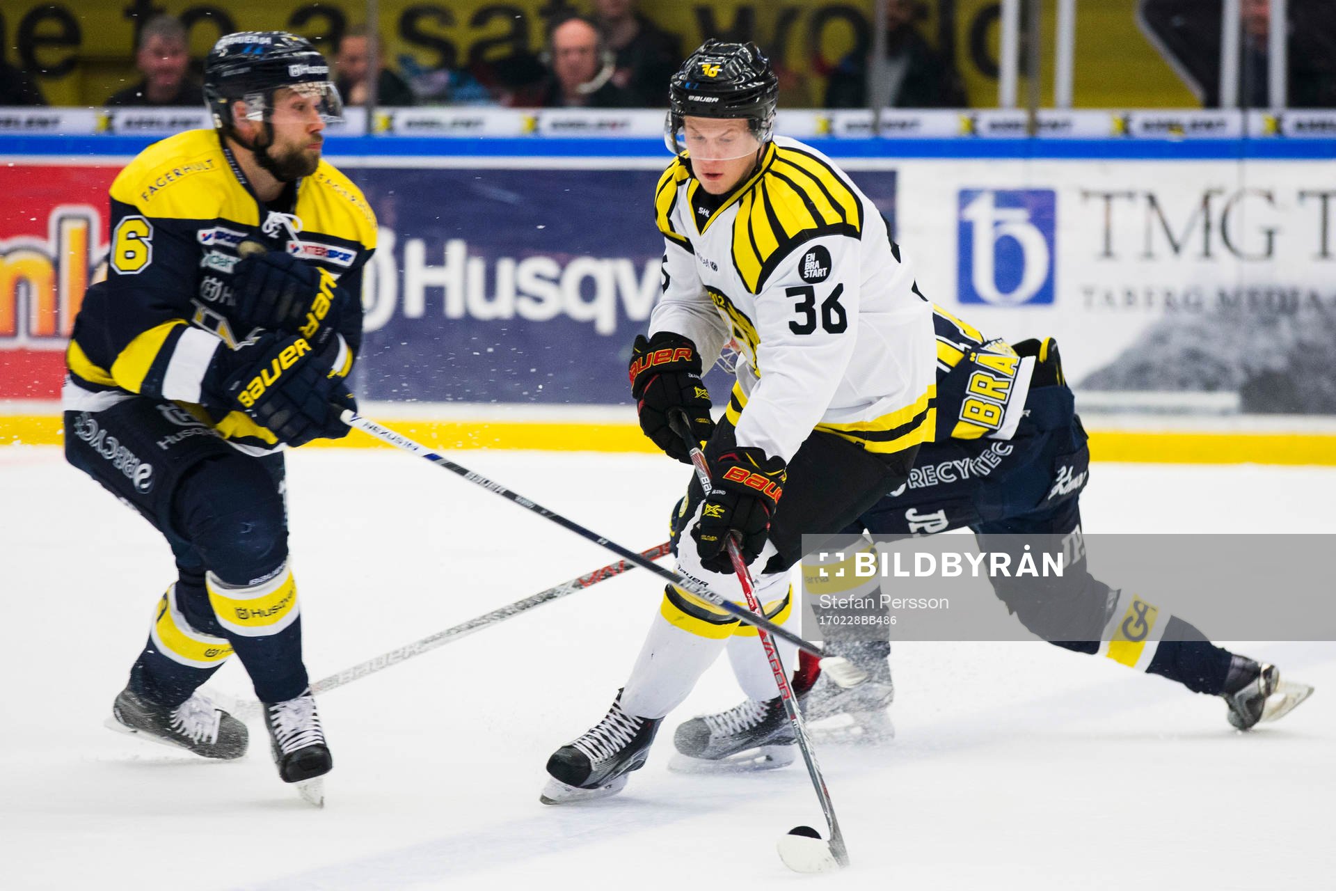 s Christoffer Persson tacklar Brynäs Linus Ölund