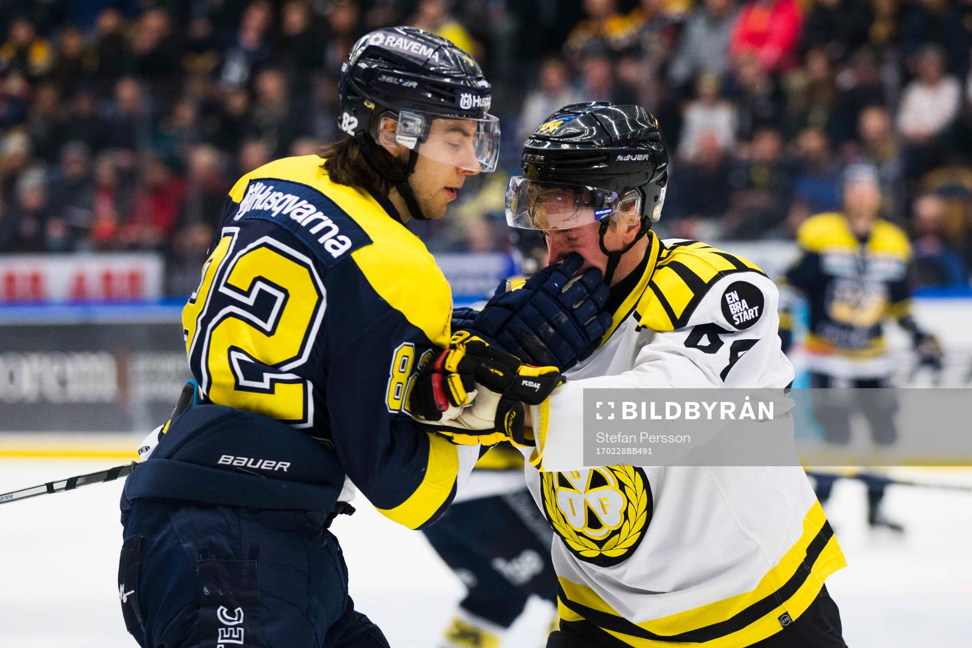 s Kevin Stenlund gruffar med Brynäs Jonathan Pudas