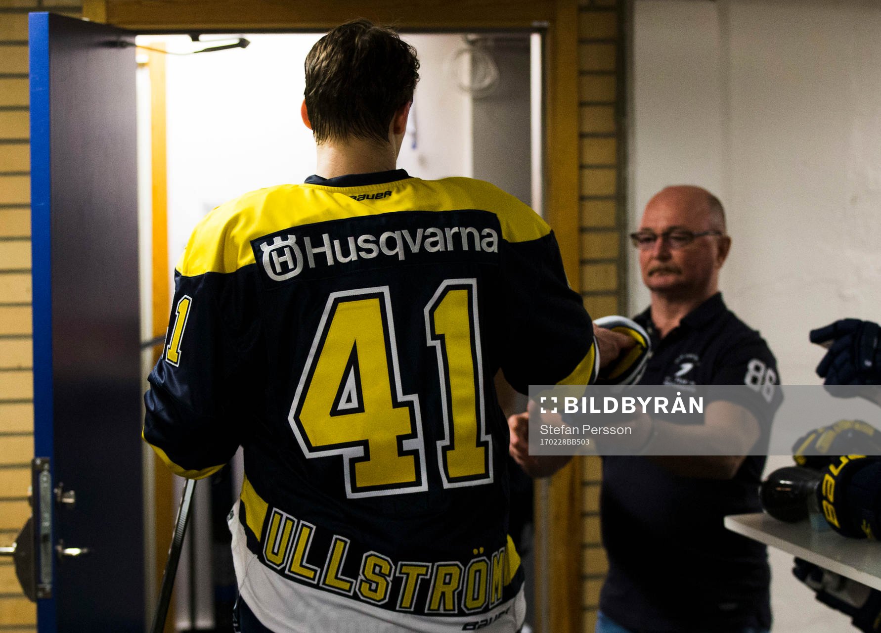 s David Ullström lämnar sina handskar till