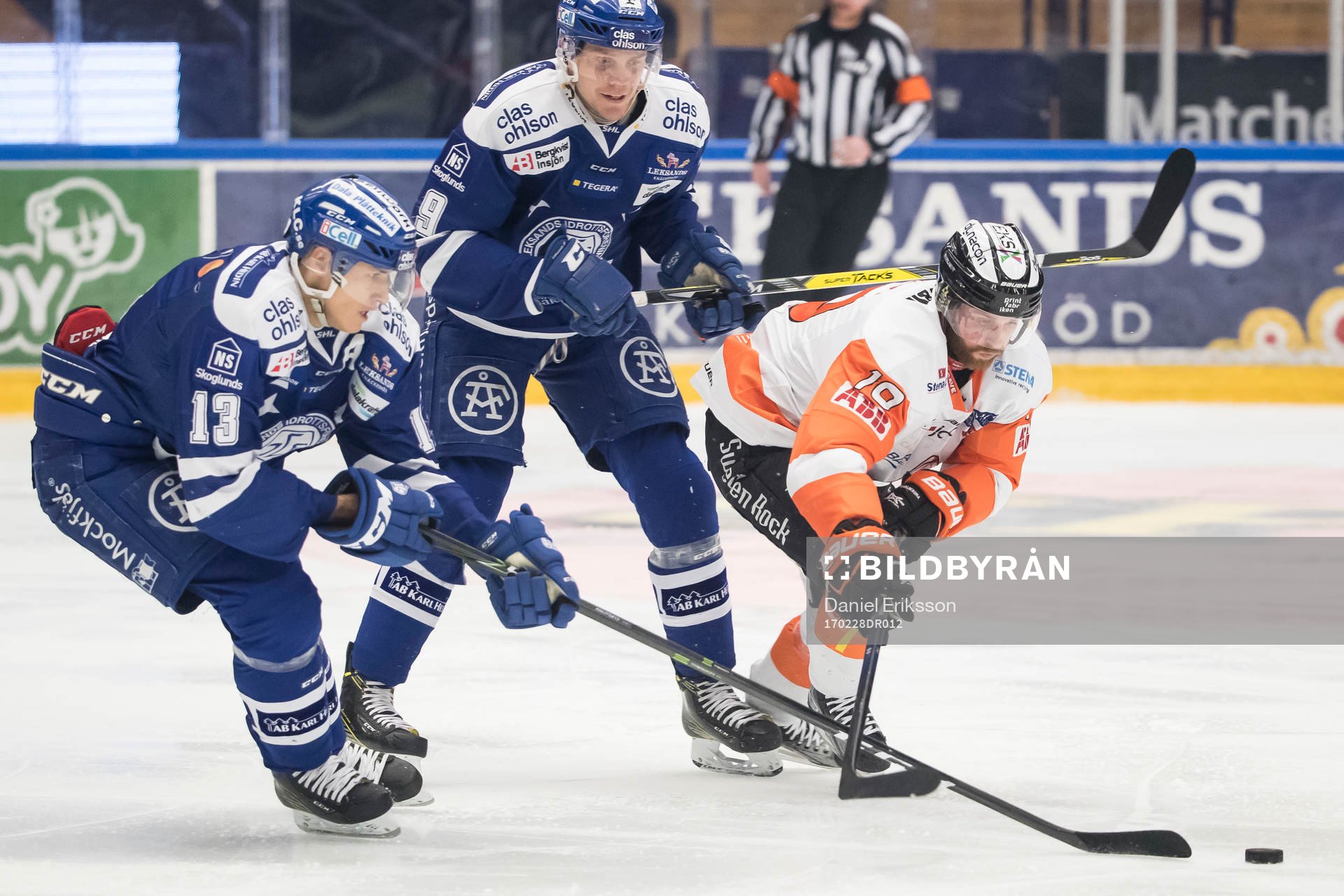 Leksands Jon Knuts och Karlskronas Kristoffer Söder i kamp