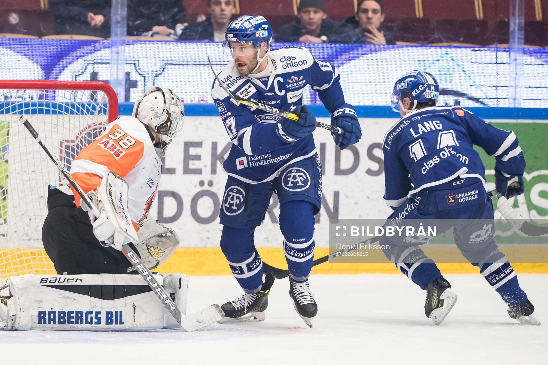 Leksands Jesper Ollas framför Karlskronas målvakt