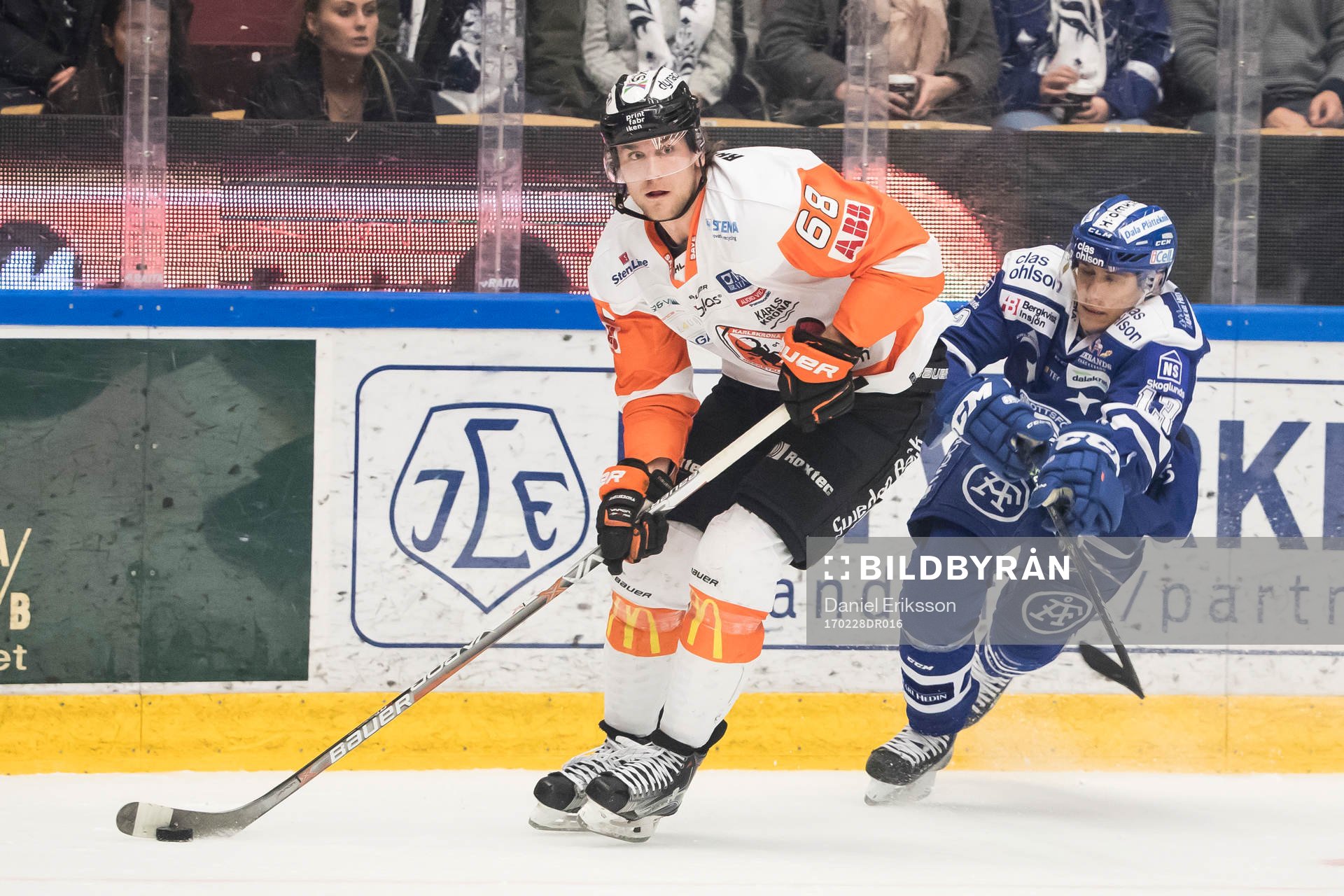 Karlskronas Daniel Gunnarsson jagas av Leksands Jon Knuts i