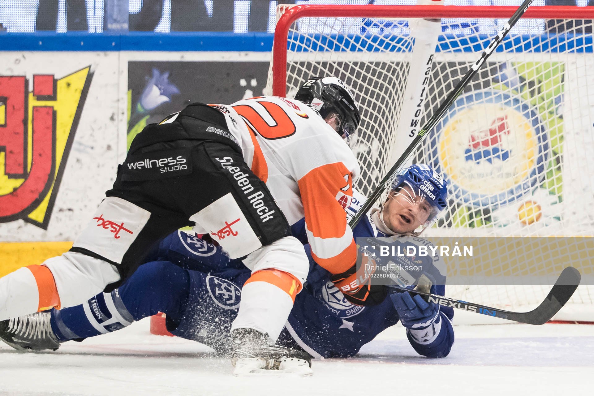 Karlskronas Joachim Rohdin tacklar Leksands Joe Piskula i