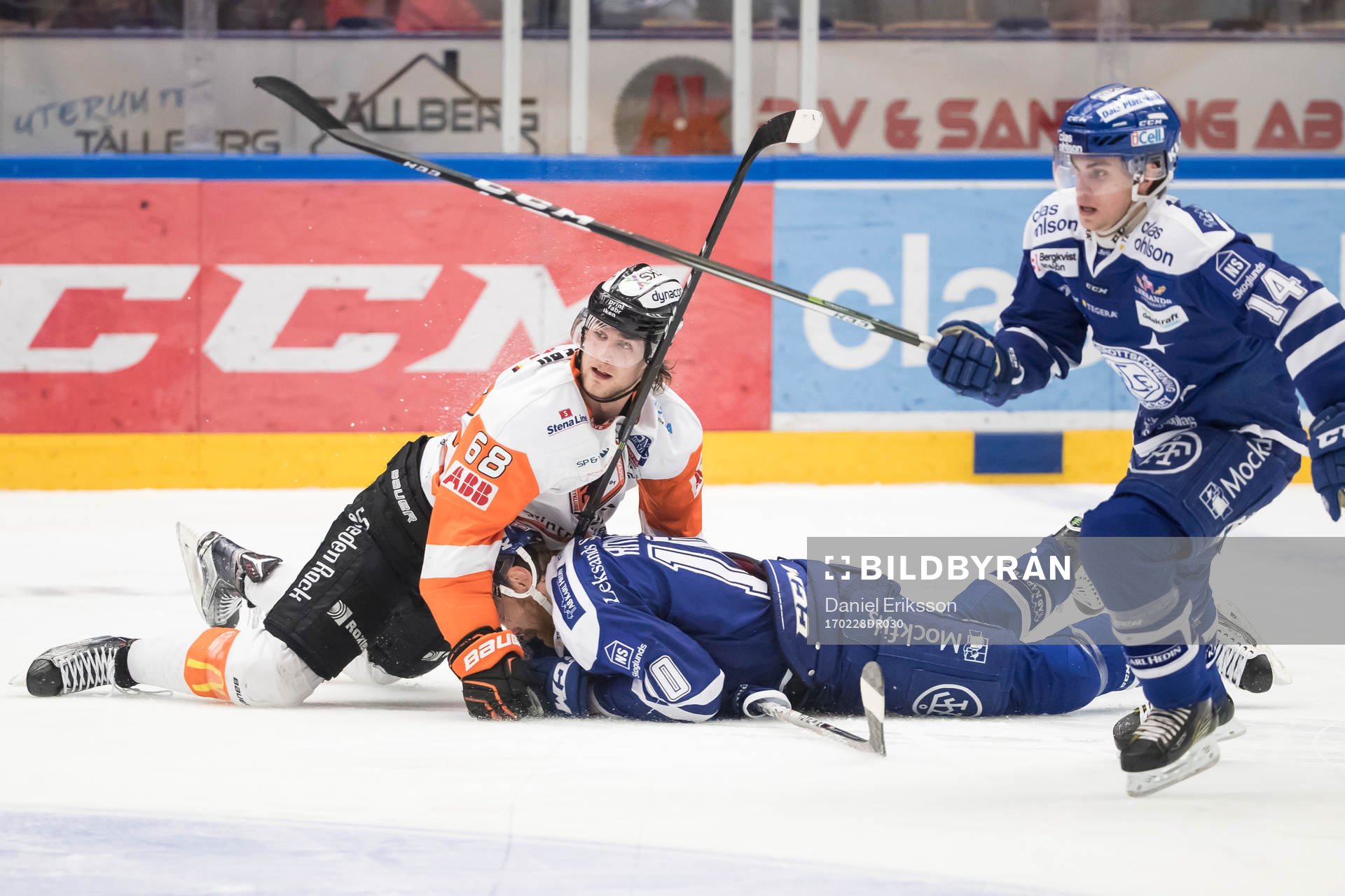 Karlskronas Daniel Gunnarsson trycker ner Leksands Mattias