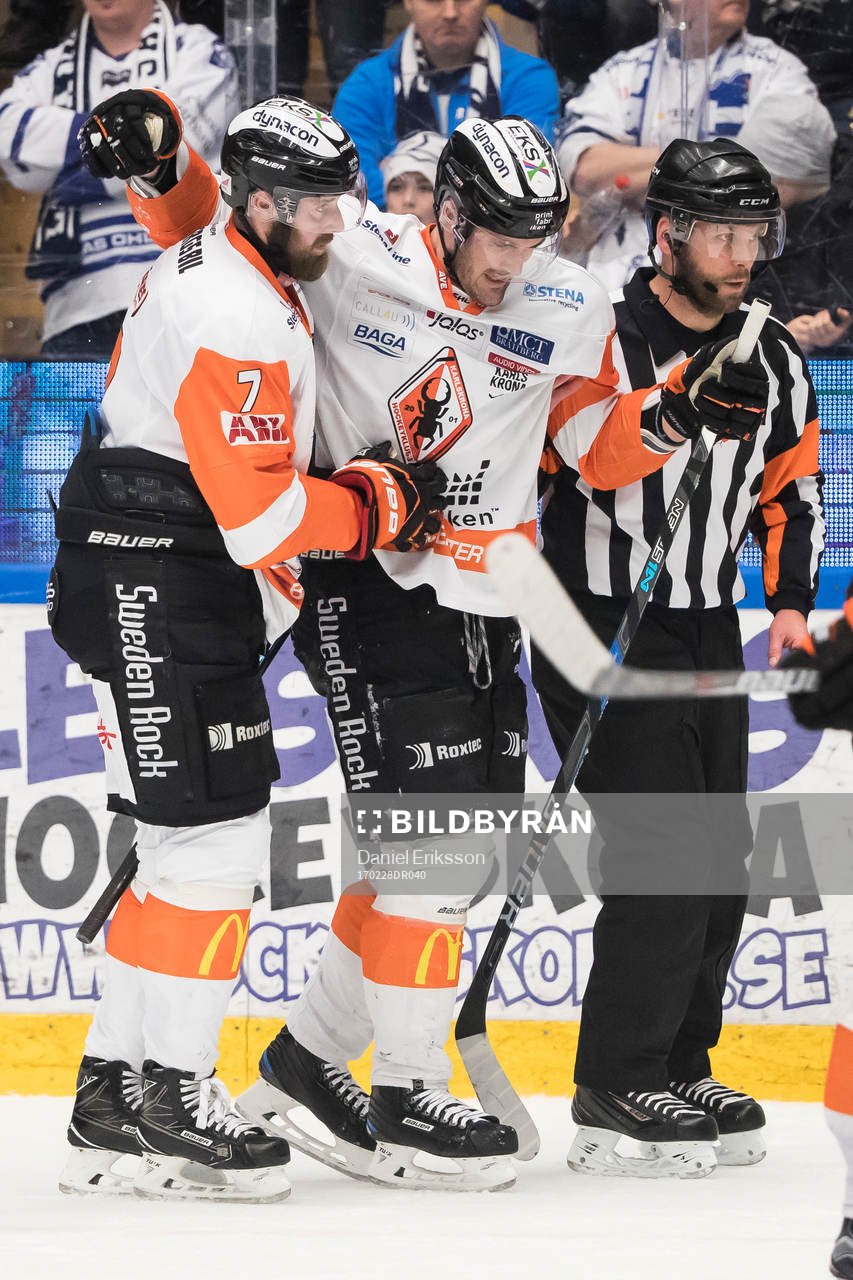 Karlskronas Niklas Arell får hjälp av Mattias Karlsson