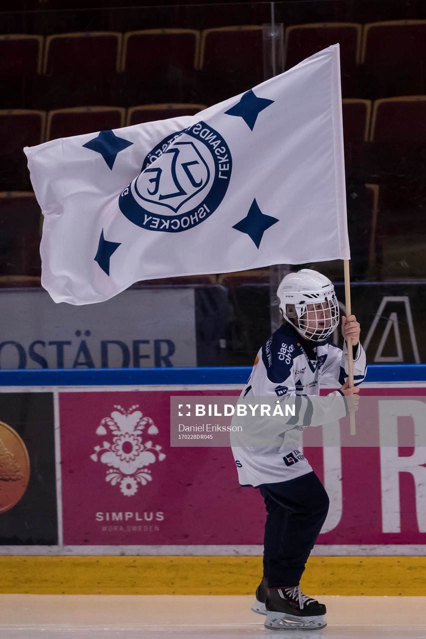 Flaggbärare innan ishockeymatchen i SHL mellan Leksand och