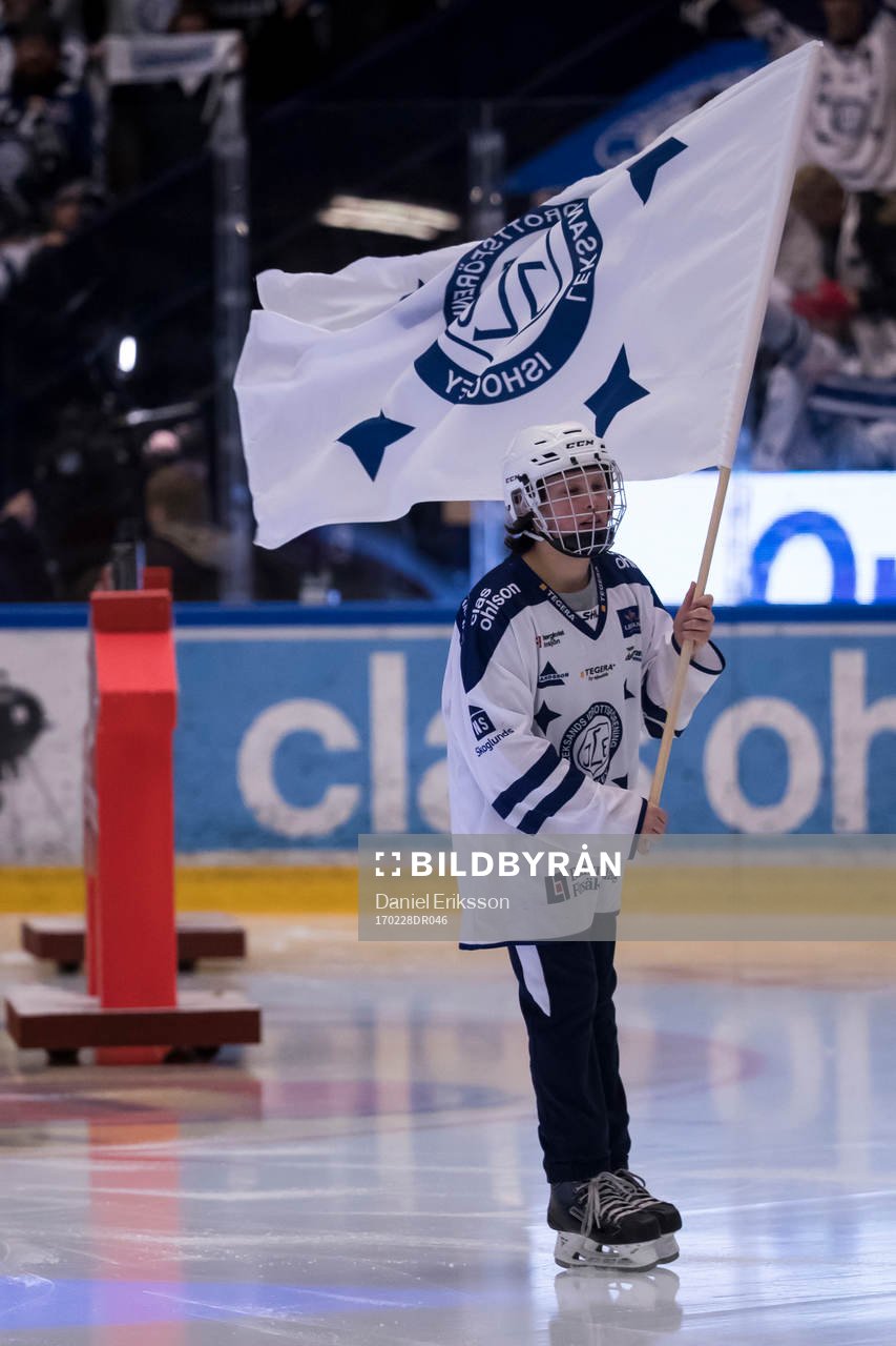 Flaggbärare innan ishockeymatchen i SHL mellan Leksand och