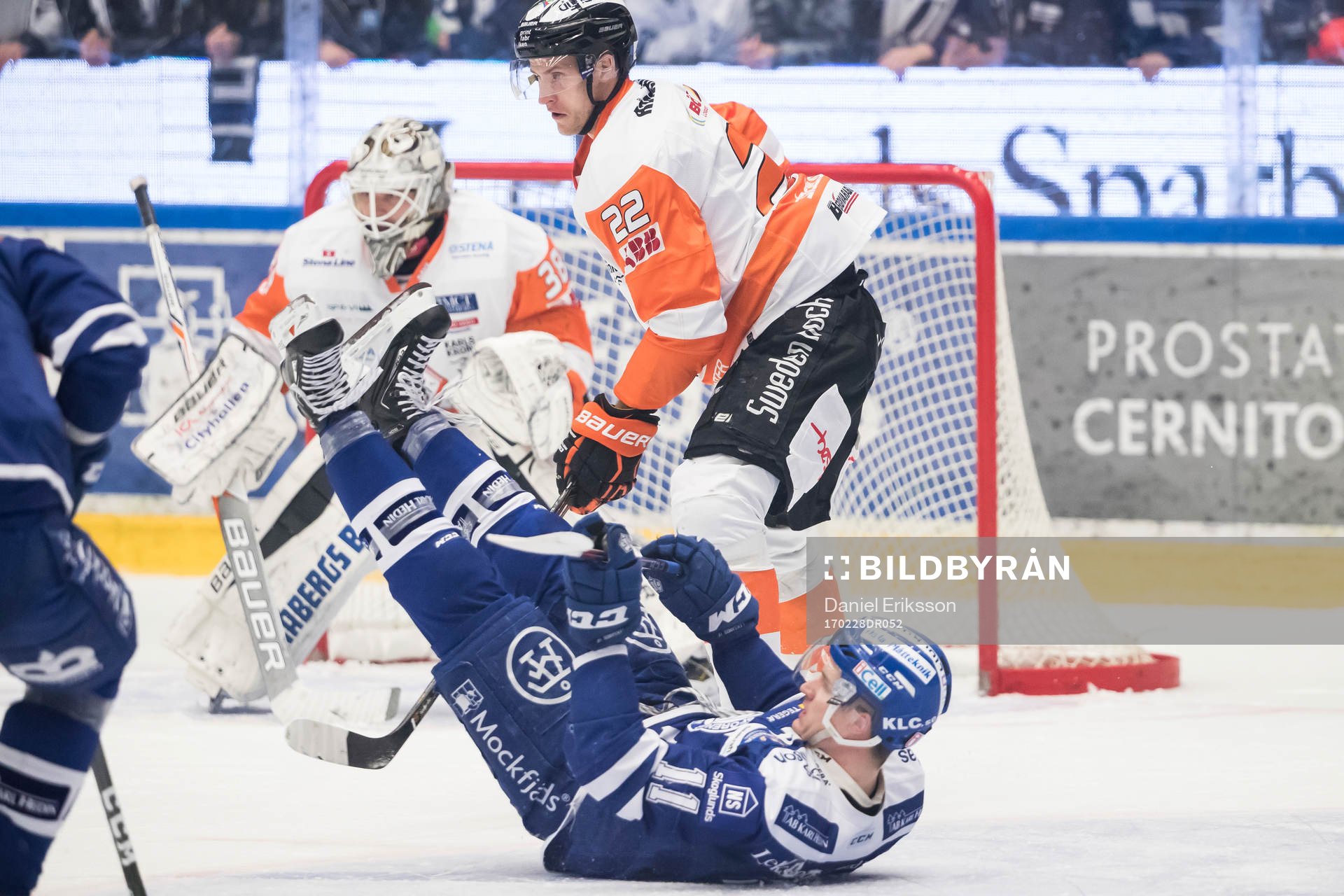 Leksands Martin Karlsson faller framför Karlskronas