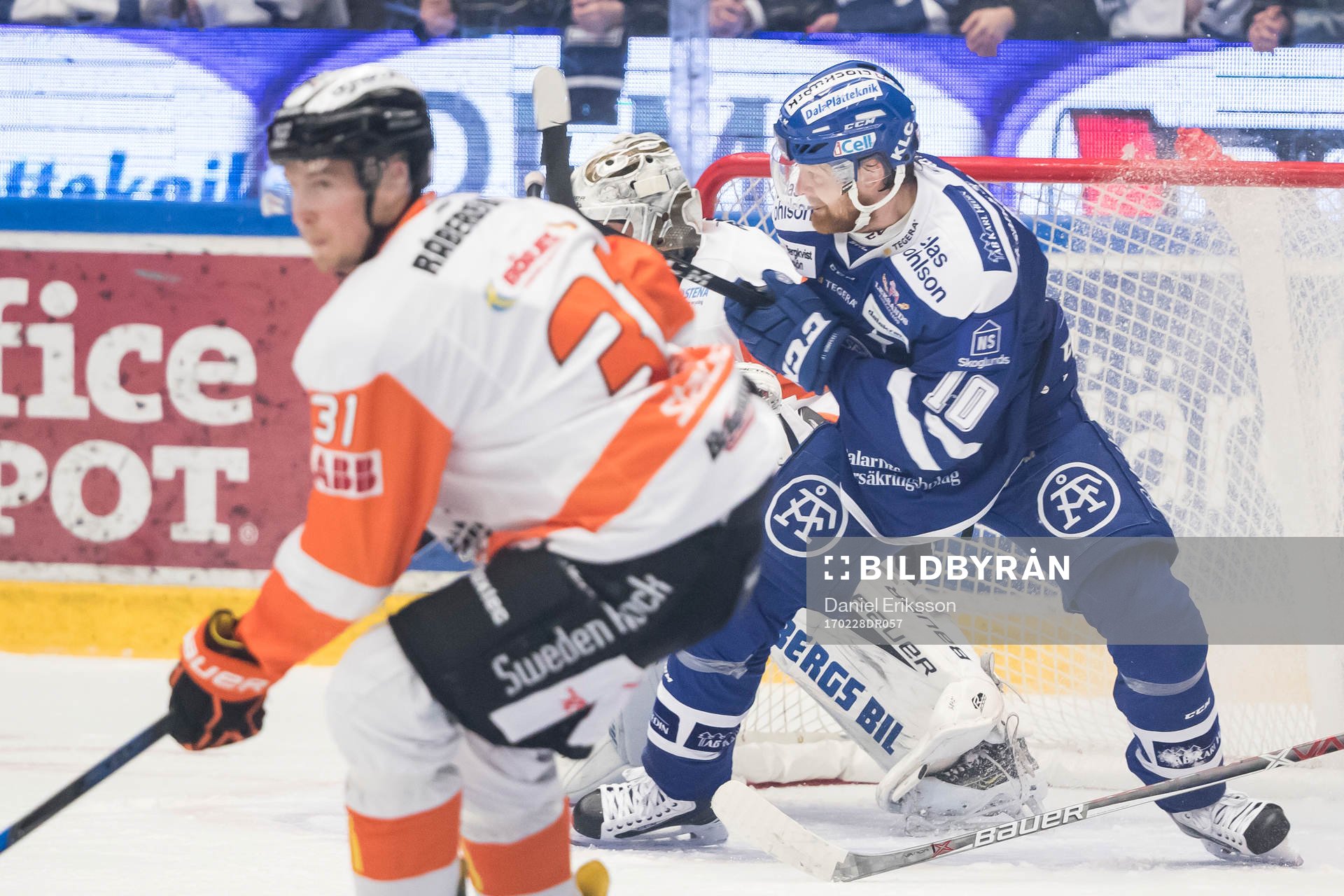 Leksands Mattias Ritola framför Karlskronas målvakt