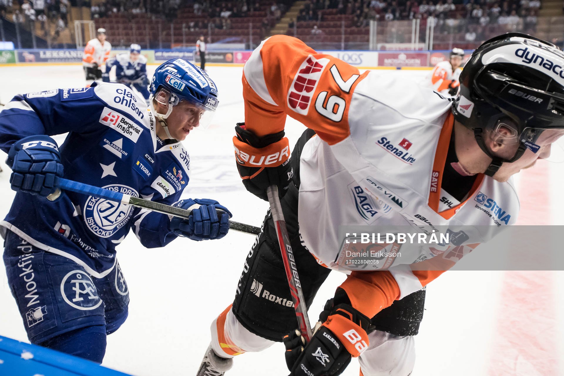 Leksands Daniel Bertov jagar Karlskronas Emil Lundberg i