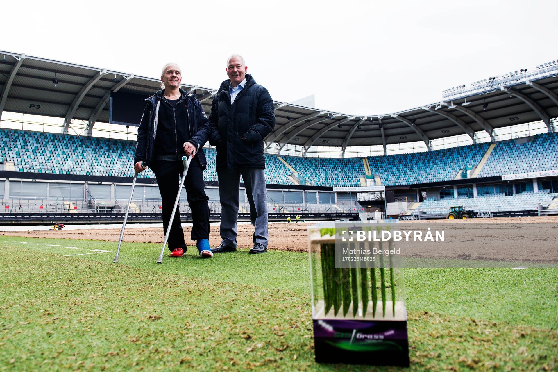 Planskötare Janne Lungberg och I Turf Managements Andy Cole poserar för ett porträtt under en pressträff inför installationen av hybridgräs på Gamla Ullevi den 28 februari 2017 i Göteborg.