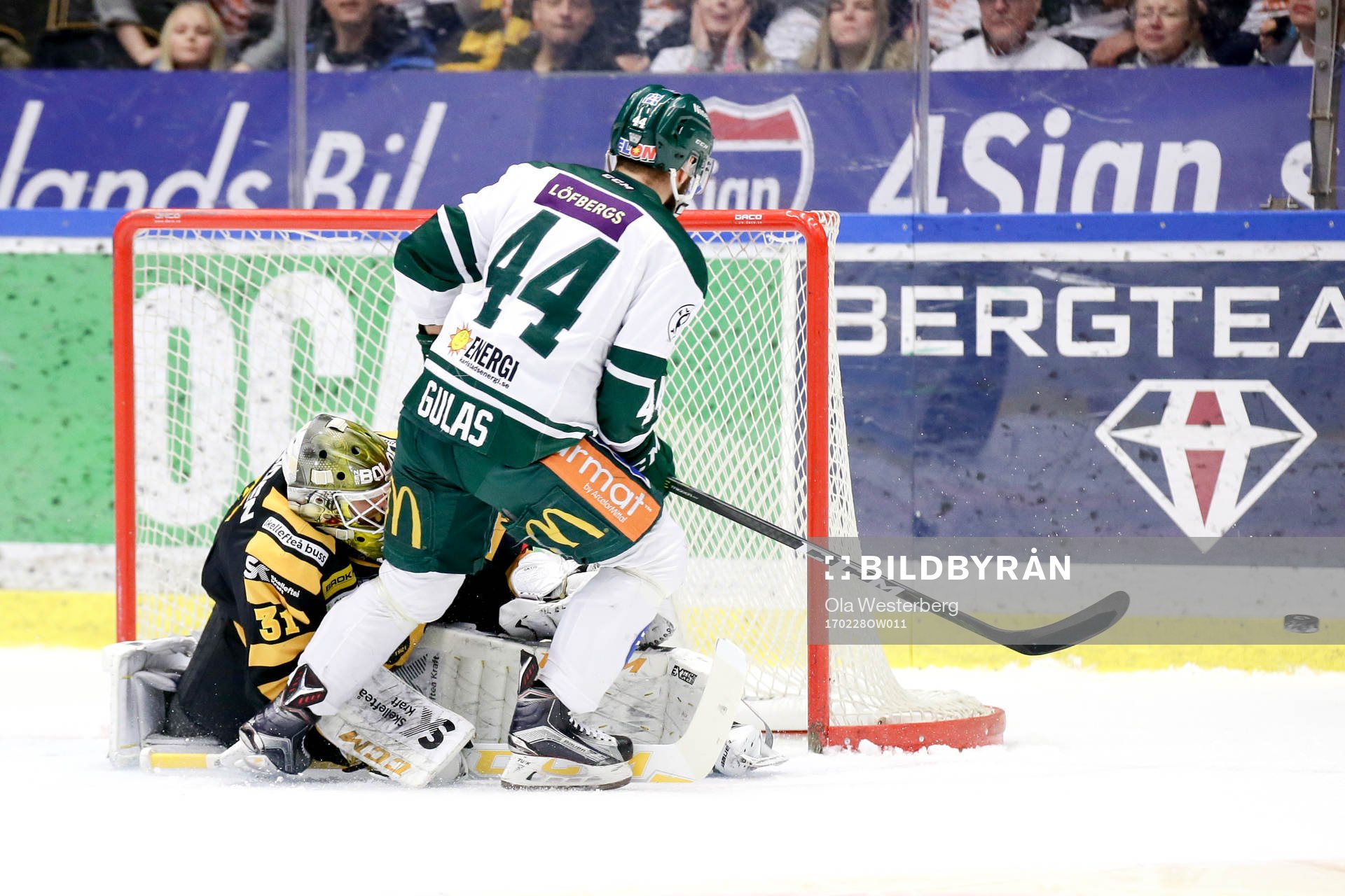 Skellefteås målvakt Joni Ortio räddar ett friläge från