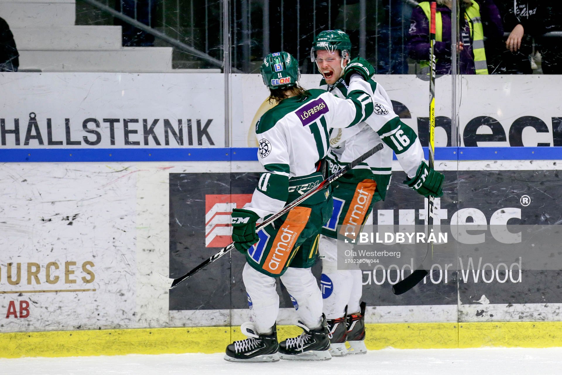 Färjestads Alexander Johansson och Joakim Nygård jublar