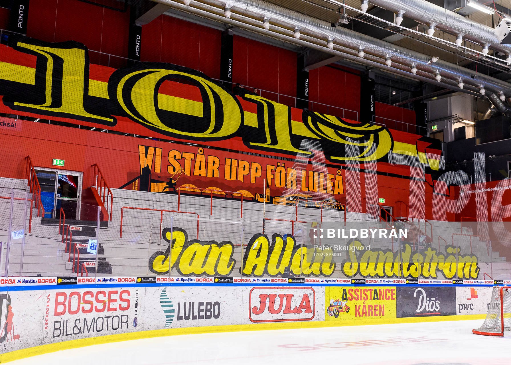Ett tifo för att hedra Luleås Jan Sandström förbereds
