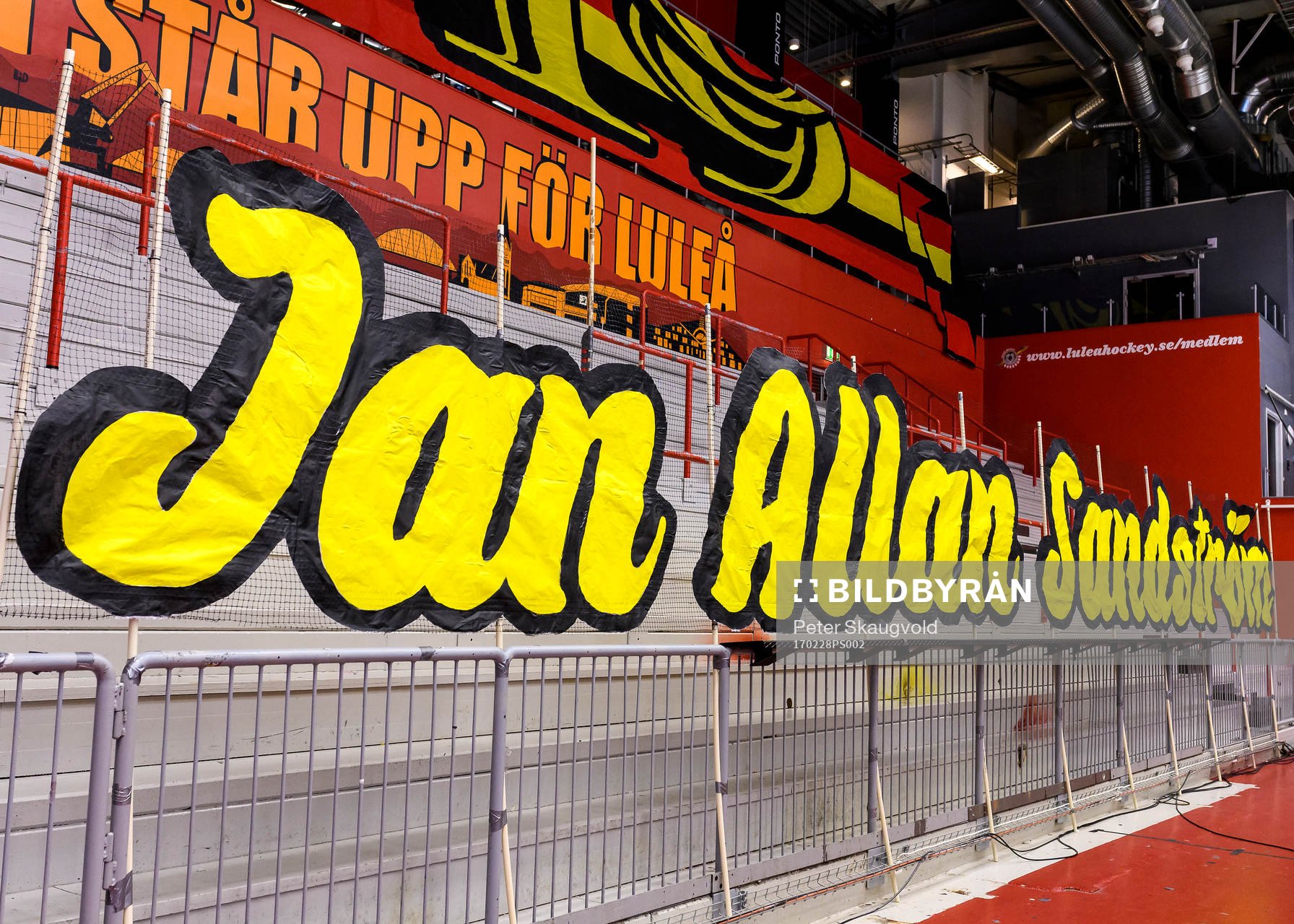 Ett tifo för att hedra Luleås Jan Sandström förbereds