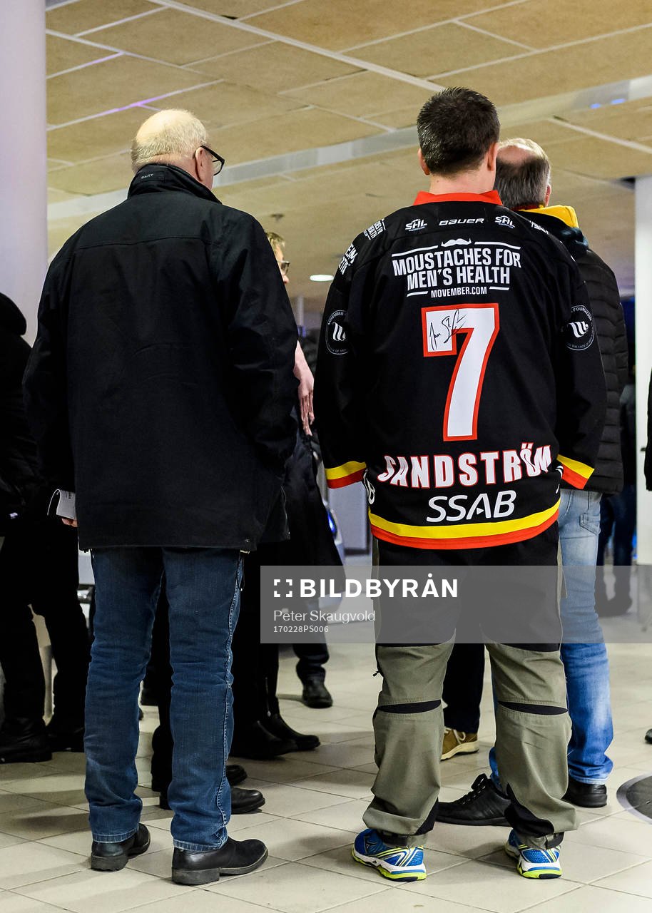 En supporter med Jan Sandström matchströja