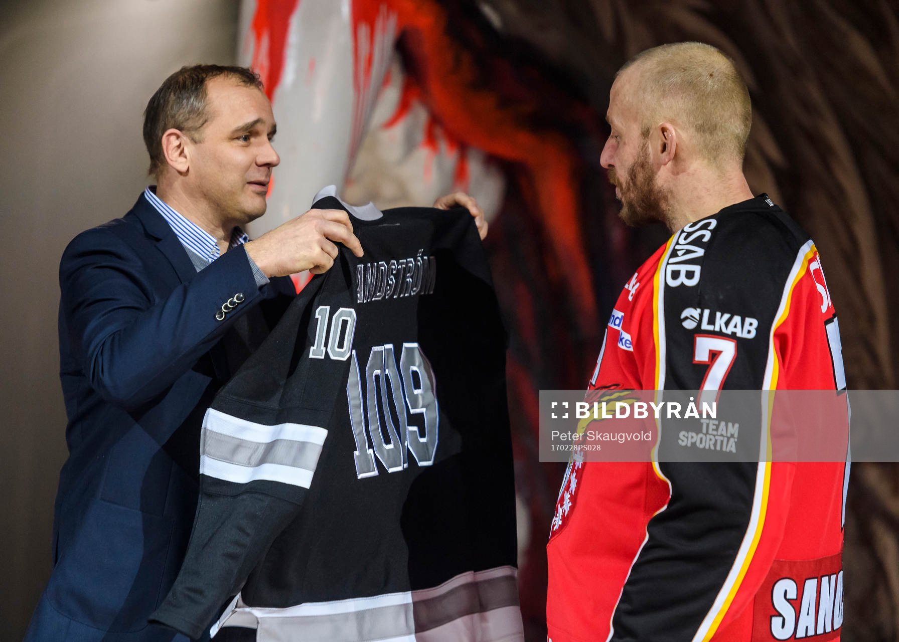 s sportchef Johan Hemlin delar ut en tröja till Luleås