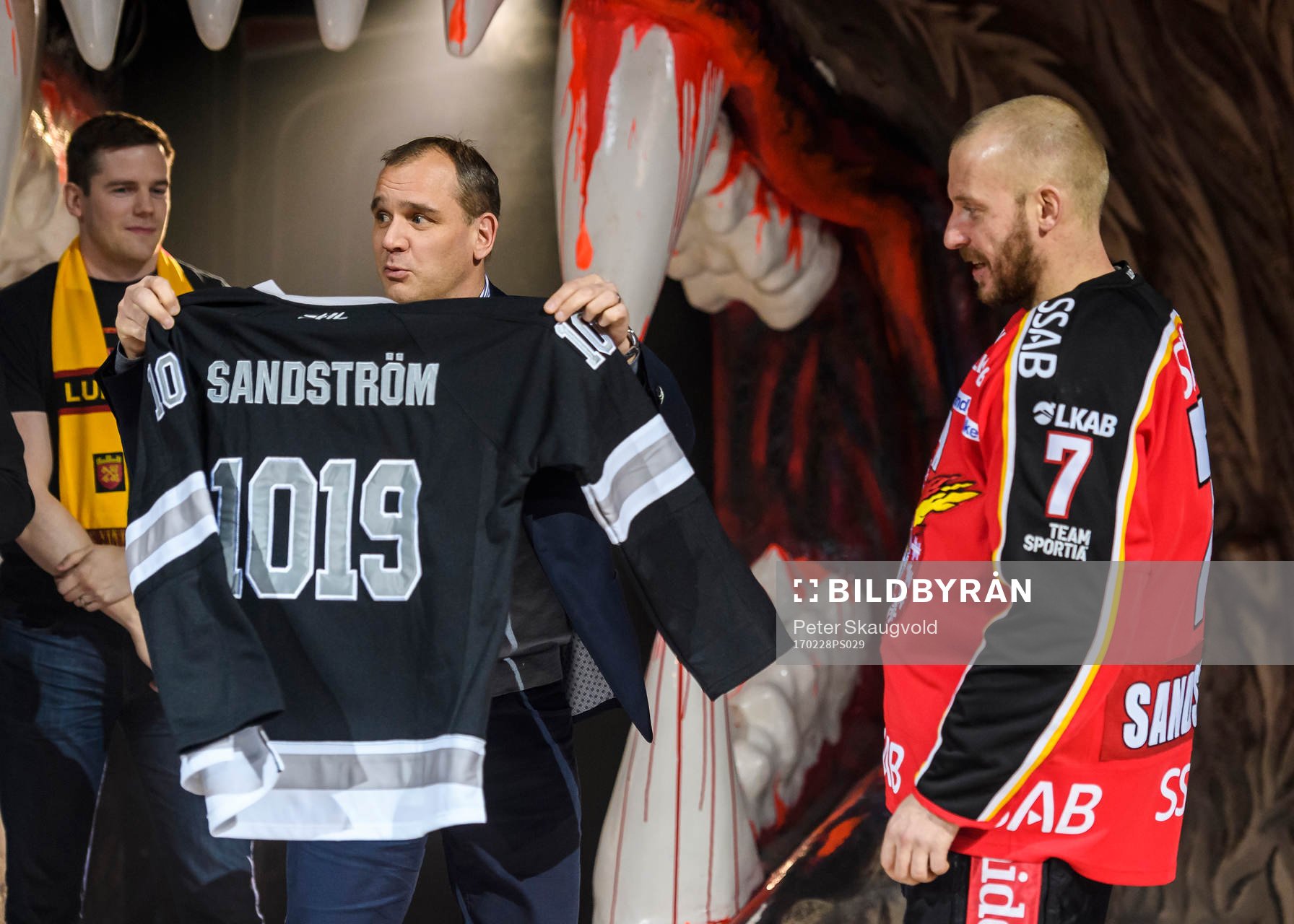 s sportchef Johan Hemlin delar ut en tröja till Luleås