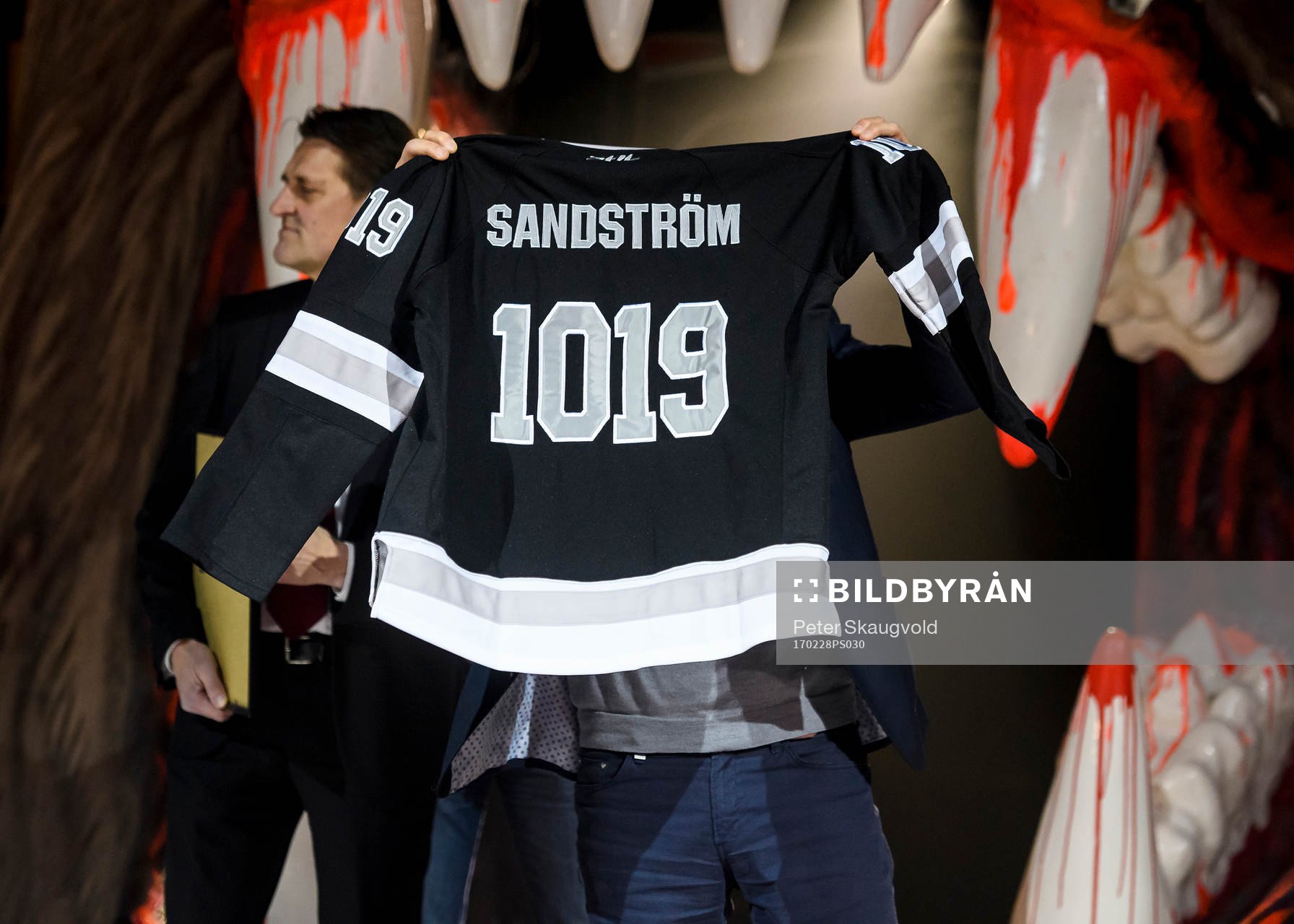 s sportchef Johan Hemlin delar ut en tröja till Luleås