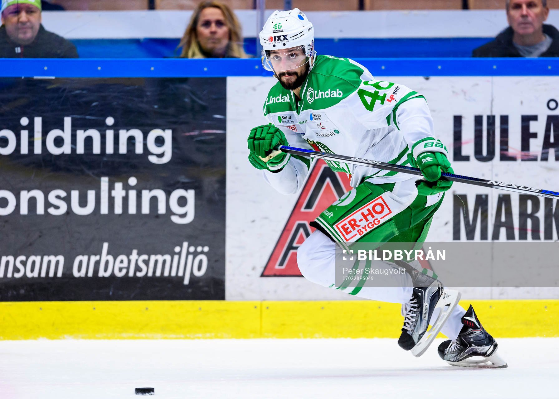 Rögles Kevin Marshall med pucken