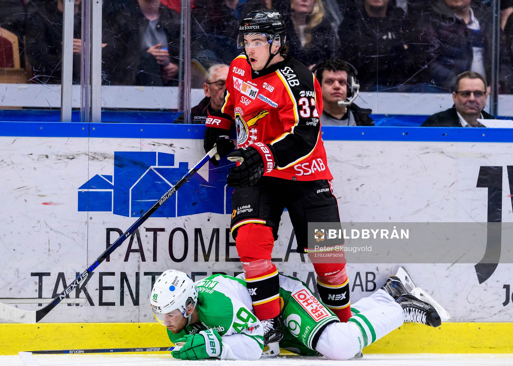 Luleås Oscar Engsund tacklar Rögles Sebastian Collberg