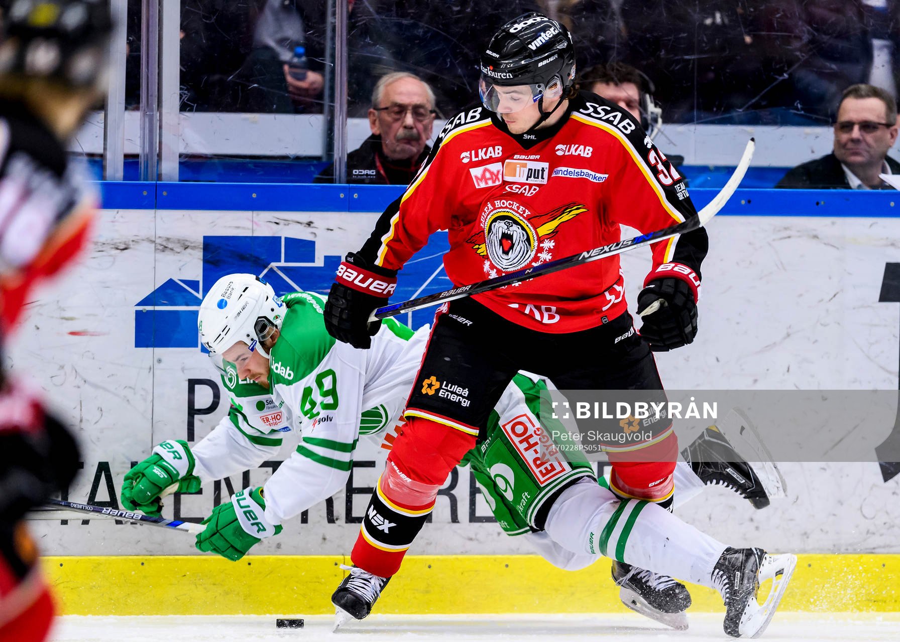Luleås Oscar Engsund tacklar Rögles Sebastian Collberg
