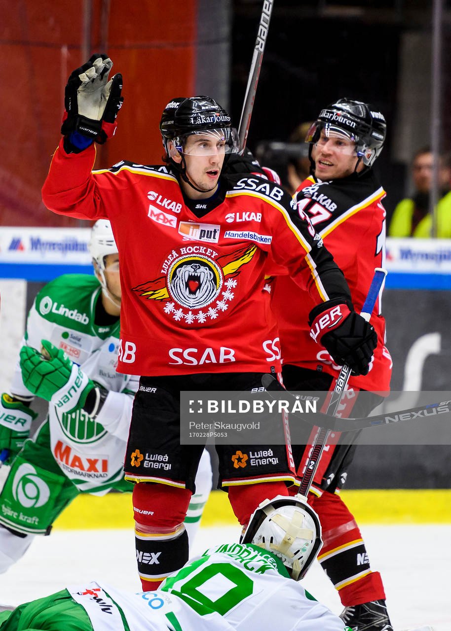 Luleås Daine Todd (v) jublar