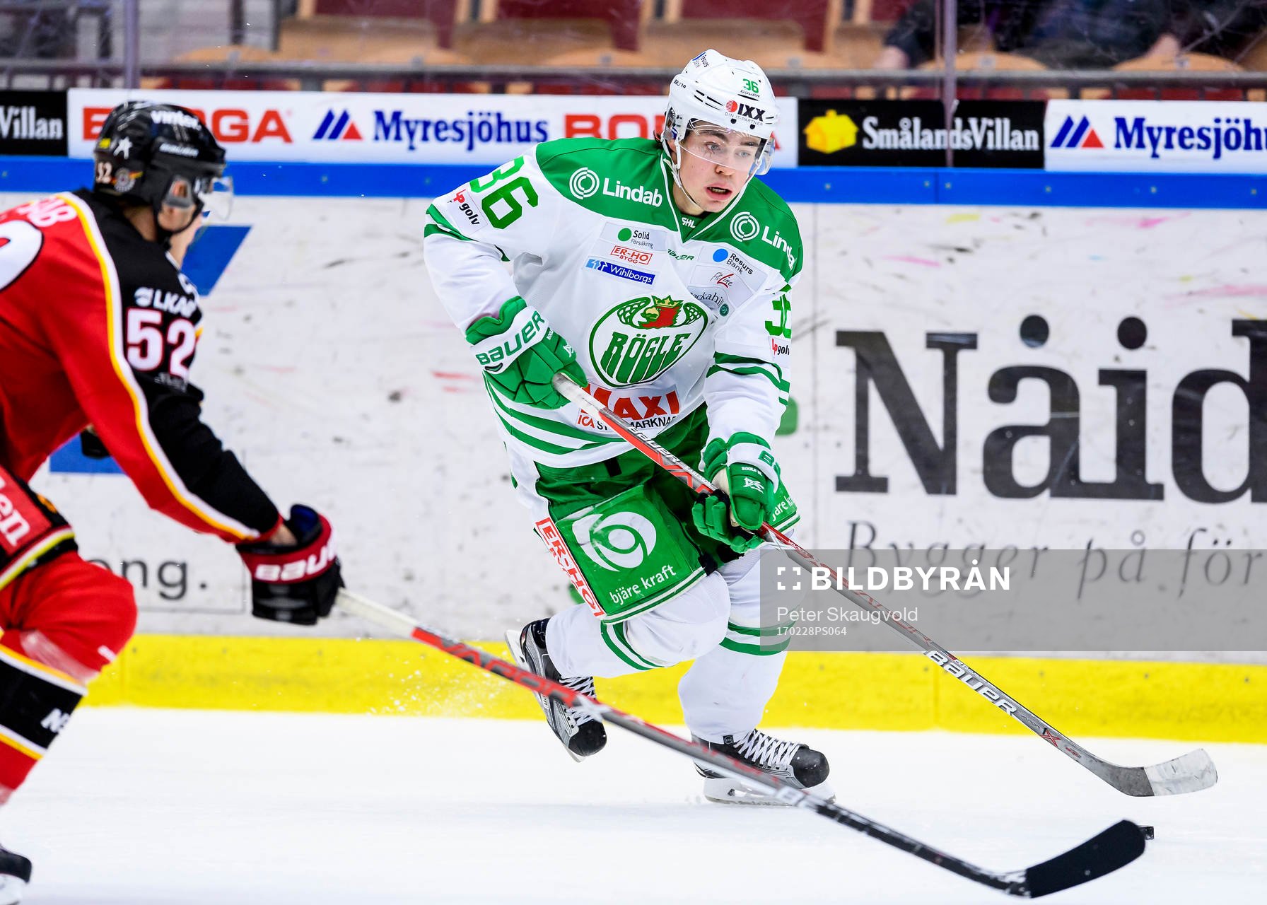 Rögles Filip Karlsson med pucken