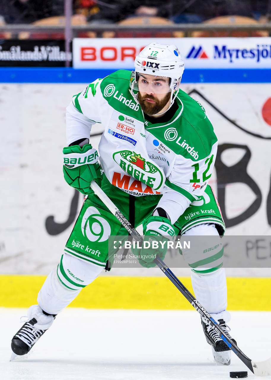 Rögles Jack Connolly med pucken