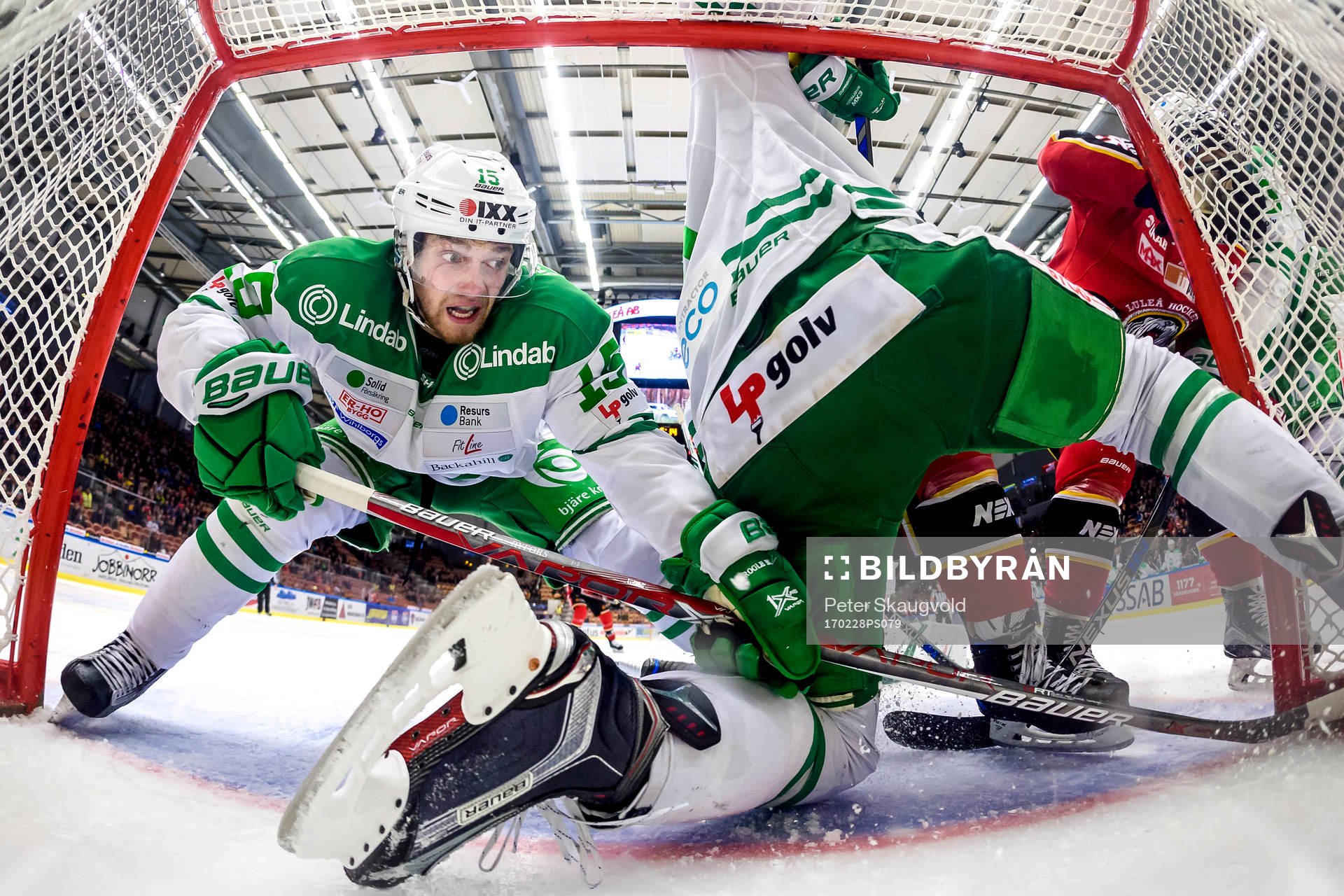Rögles Simon Ryfors hamnar i målburen