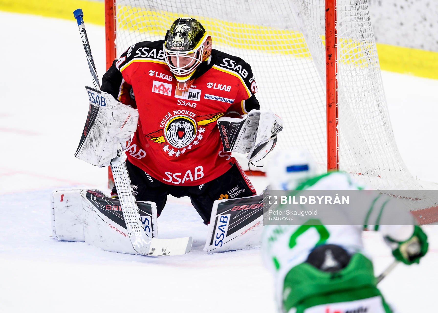 Luleås målvakt Joel Lassinatti räddar ett skott