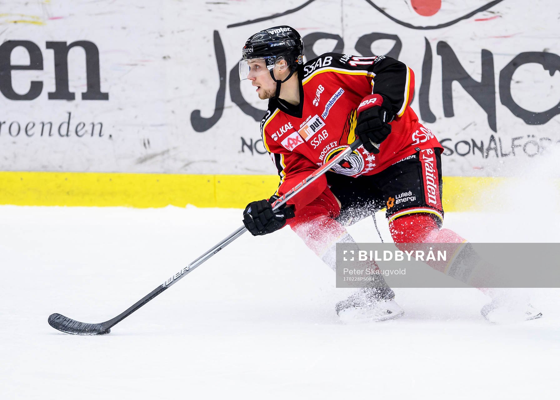 Luleås Petter Emanuelsson med pucken