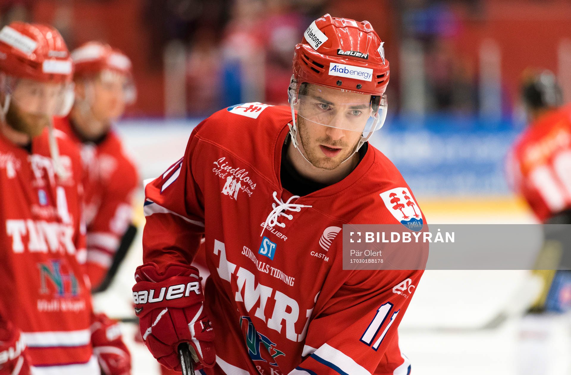 Timrås Andreas Stene värmer upp innan  ishockeymatchen i