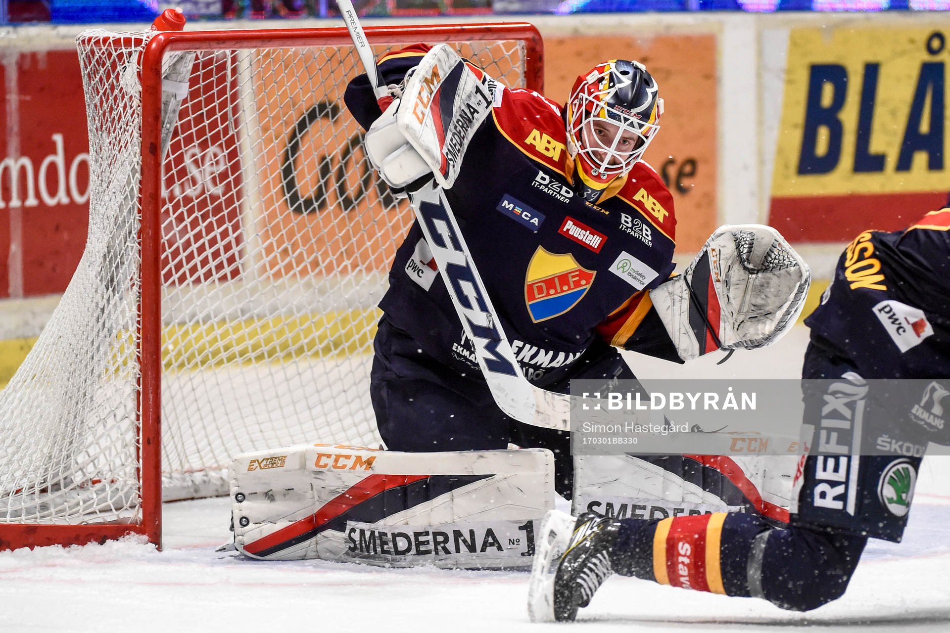 Djurgårdens målvakt Adam Reideborn räddar skott