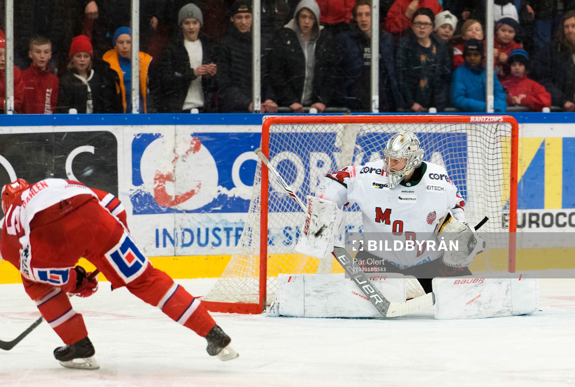 Timrås Jonathan Dahlén skjuter 2-1 målet