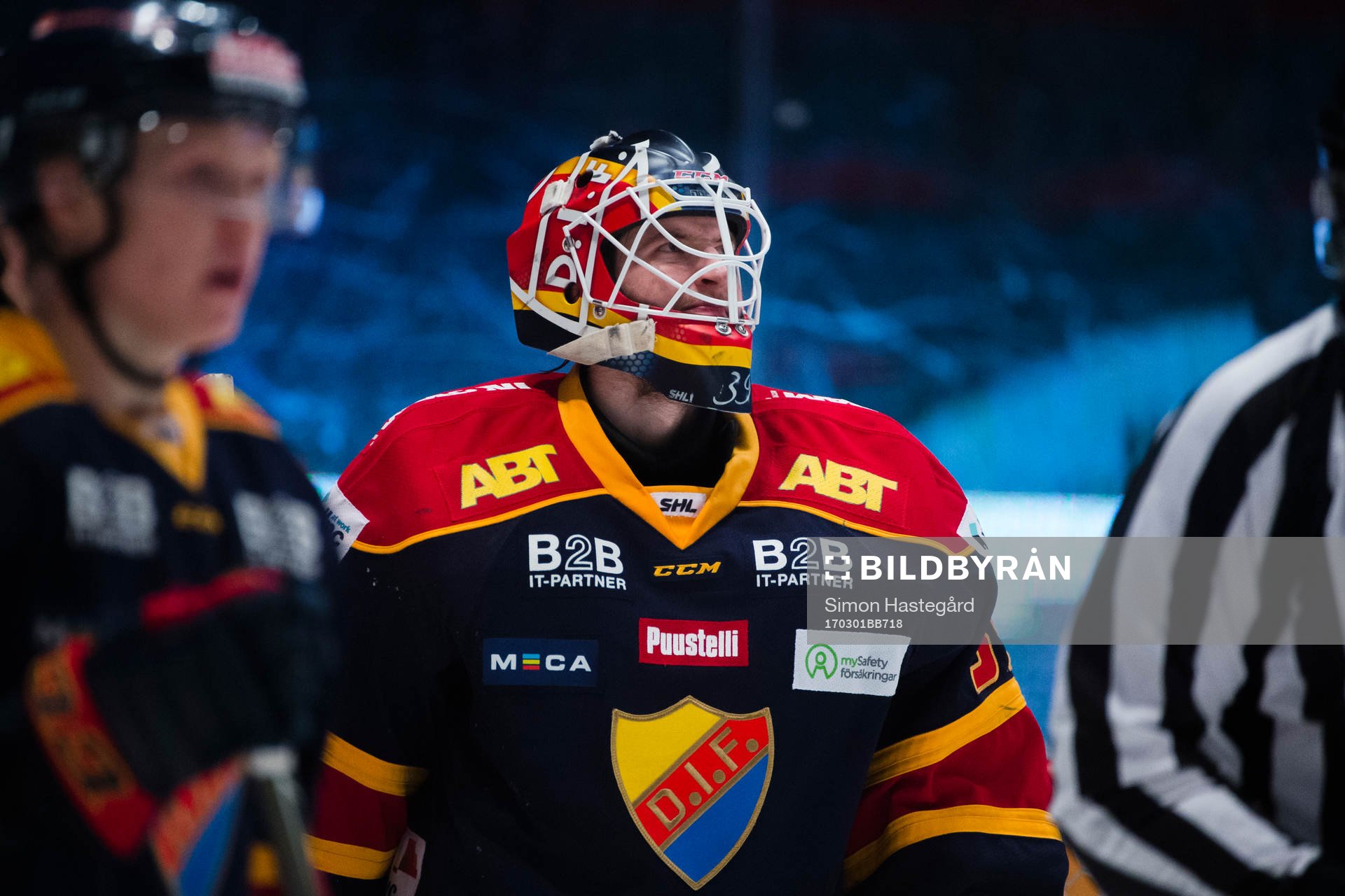 Djurgårdens målvakt Adam Reideborn nder ishockeymatchen i