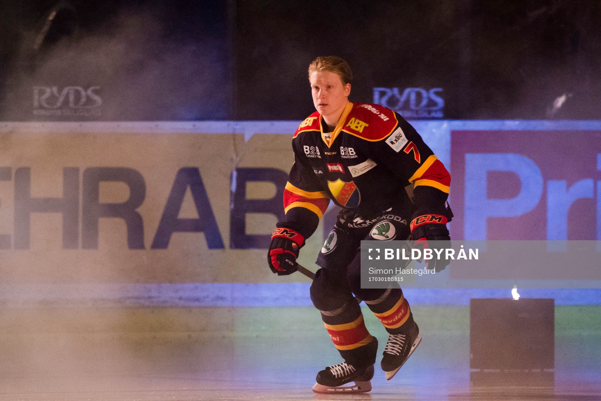 Djurgårdens Emil Johansson före  ishockeymatchen i SHL