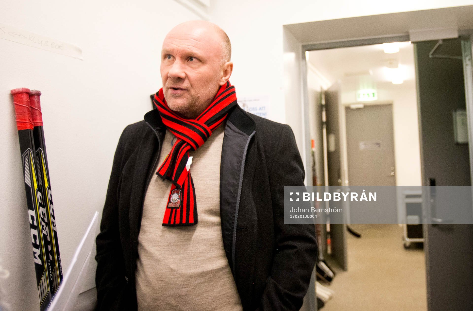 Malmö Redhawks tränare Peter Andersson blir intervjuad
