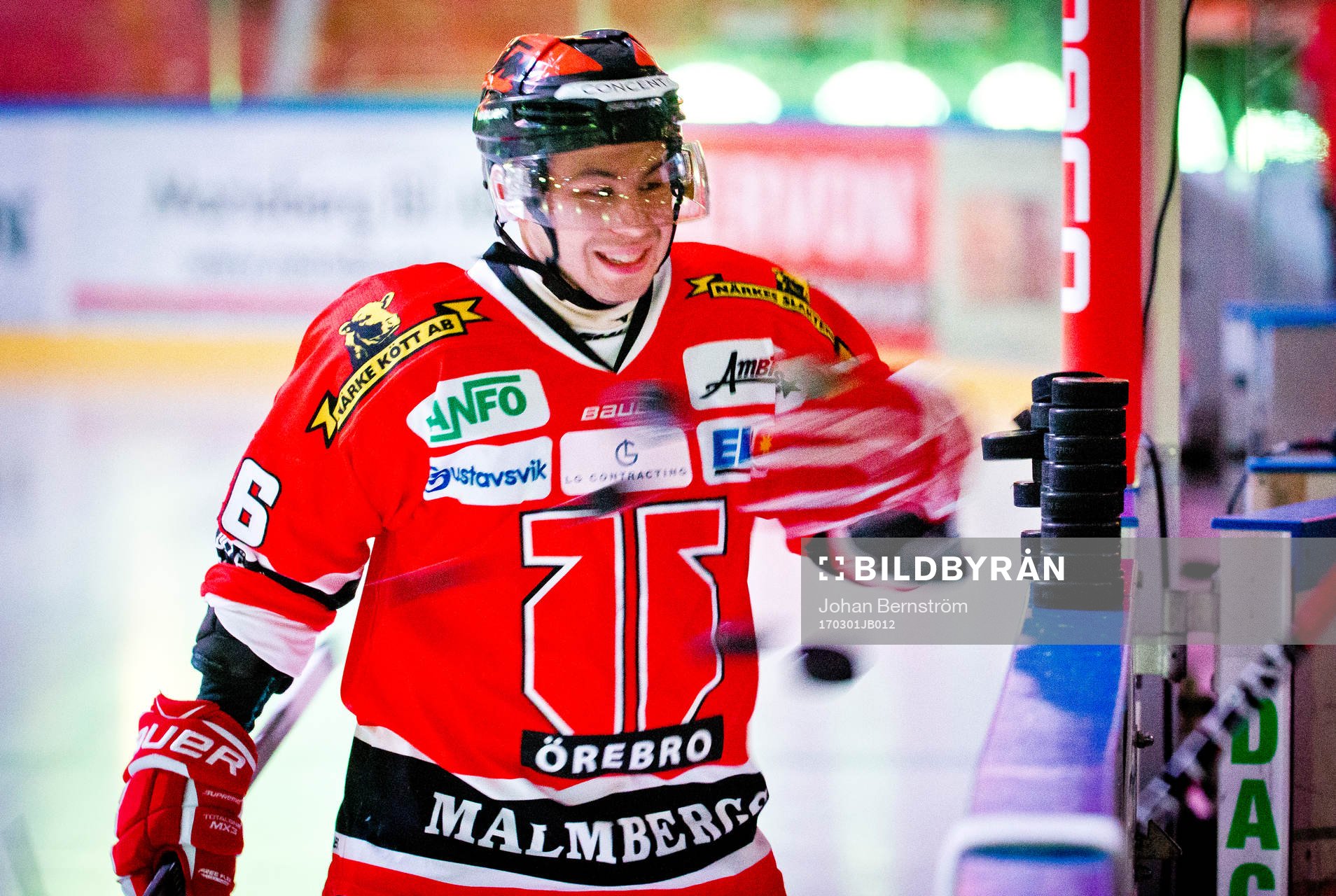 Örebros Greg Squires puttar ned uppvärmningspuckarna