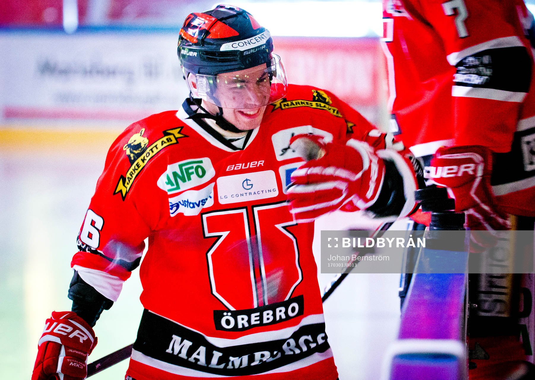 Örebros Greg Squires puttar ned uppvärmningspuckarna