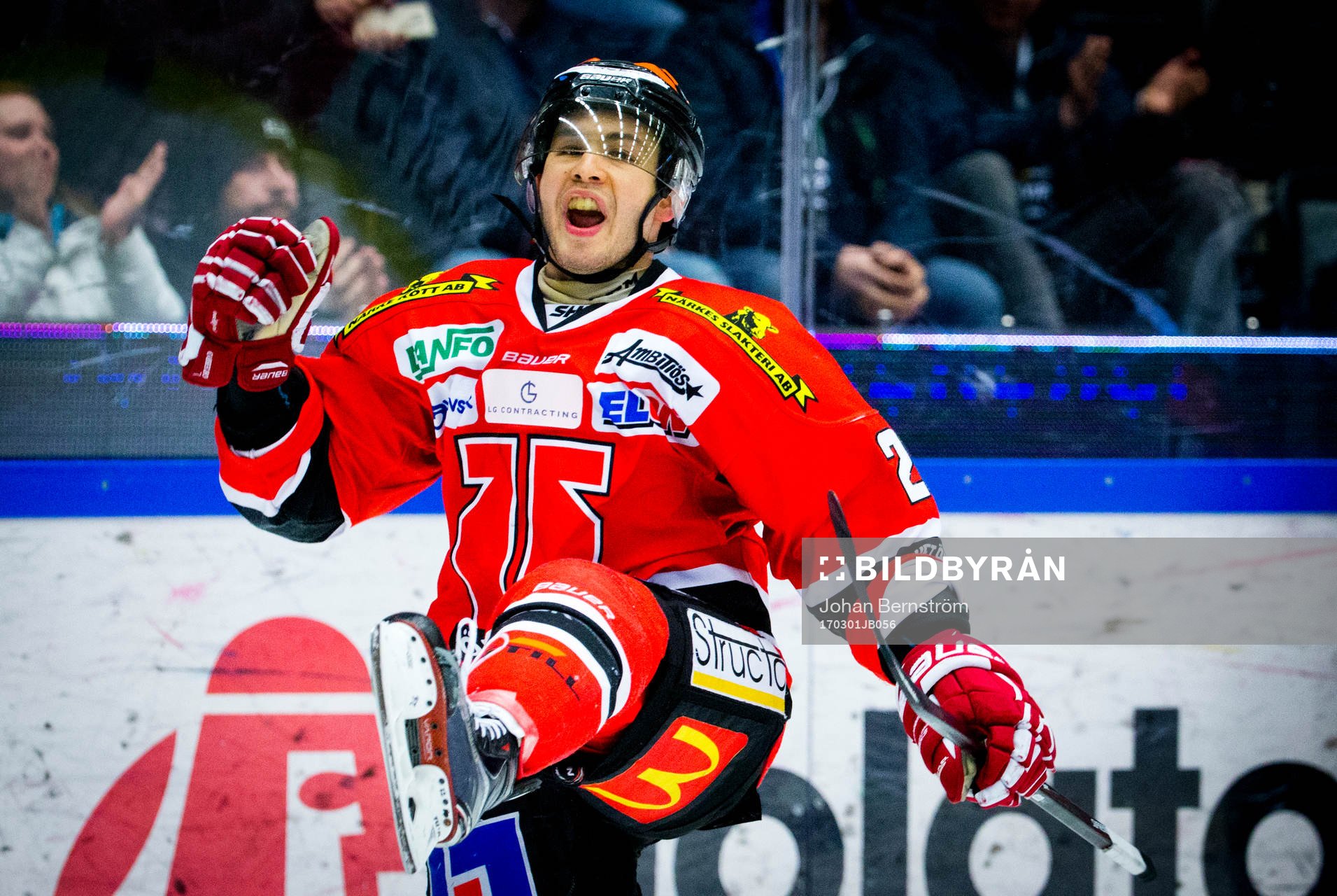 Örebros Greg Squires gör 1-1 och jublar