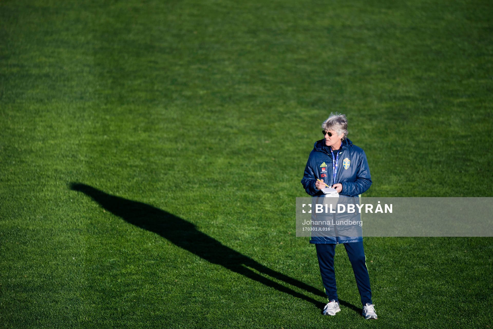 Sveriges förbundskapten Pia Sundhage antecknar